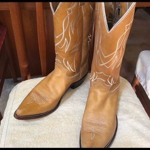 Used tan Justin brand cowboy boots. Size 11.5 D